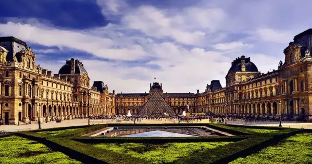 卢浮宫玻璃金字塔