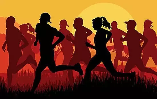 夕阳下奔跑的跑者