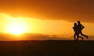 日落奔跑的剪影